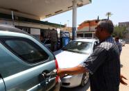 <p>El litro de gasolina en Libia tiene un precio de 0,030 euros. Aquí se produjeron en 2021 1.237.808 barriles de petróleo cada día. (Foto: Mahmud Turkia / AFP / Getty Images).</p> 