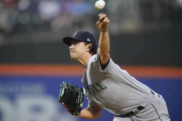 Paul Sewald, cut by Mets, wins for M's in Citi Field return