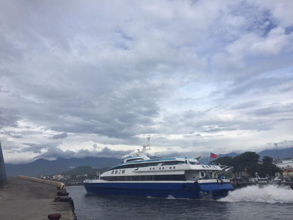 連假前2天，台東往返綠島、蘭嶼船班受到海象不佳影響取消，民眾需提前規劃好行程。   圖：翻攝自交通部航港局臉書