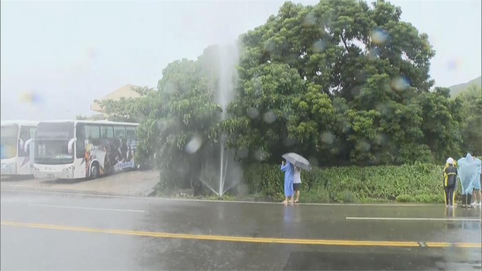 墾丁飯店周邊水管排氣閥爆裂　水柱狂噴直衝天際