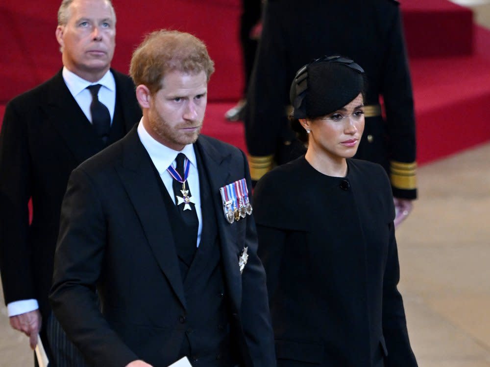 Prinz Harry und Herzogin Meghan finden in ihrer Netflix-Doku deutliche Worte, die sich gegen die britische Königsfamilie richten. (Bild: imago images/i Images)