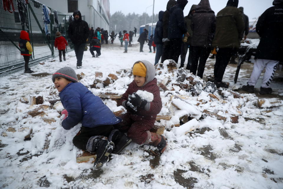 Las fotos tiernas de la frontera de Polonia: niños jugando con la nieve