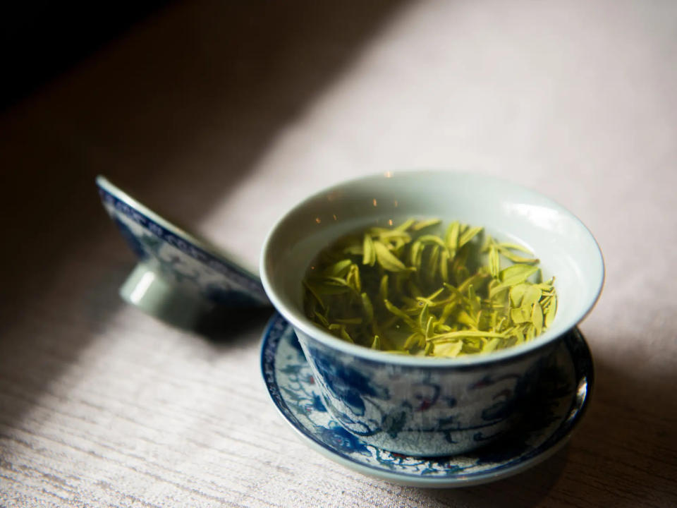 Der Verzehr von grünem Tee hilft dabei, euren Blutzuckerspiegel konstant zu halten. - Copyright: Getty Images