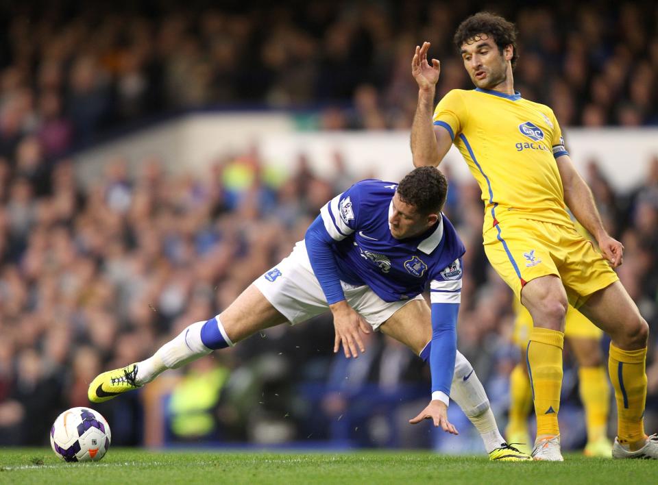 Everton's Ross Barkley, left, and Crystal Palace's Mile Jedinak battle for the ball during their English Premier League match at Goodison Park, Liverpool, Wednesday April 16, 2014. (AP Photo/Barry Coombs/PA) UNITED KINGDOM OUT