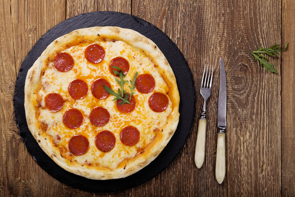 Es gibt viele Möglichkeiten, Salami auf einer Pizza anzuordnen. Hasssymbole sollten keine davon sein. (Symbolbild: Getty)