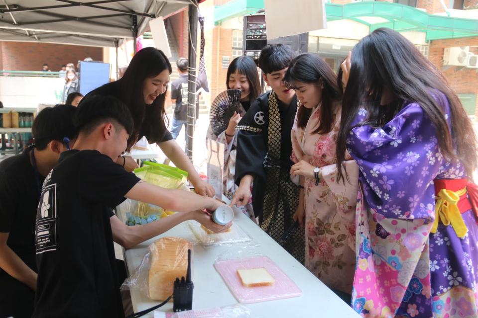 弘光科大舉辦櫻花藝術季，讓師生穿浴衣品嘗日式小吃。   弘光科大/提供