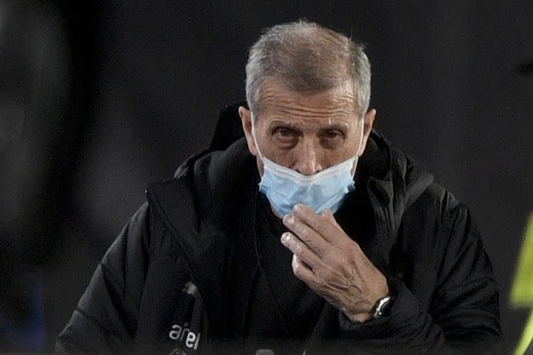 El entrenador Oscar Washington Tabárez parece estar más fuera que dentro del seleccionado uruguayo, que está en zona de repechaje en la eliminatoria para el Mundial Qatar 2022 y tuvo un octubre negro: un punto sobre nueve, con un 0-3 vs. Argentina y un 1-4 vs. Brasil.