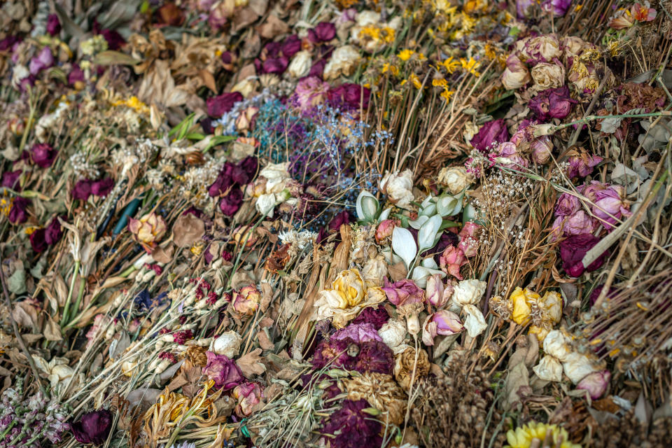 Fuera de Cup Foods en Minneapolis, flores en la instalación conmemorativa para George Floyd, el 15 de junio de 2020. (Caroline Yang/The New York Times)