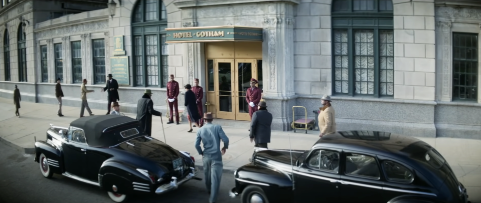 cast of "No Sudden Move" getting out of a car and getting ready to go into hotel gotham