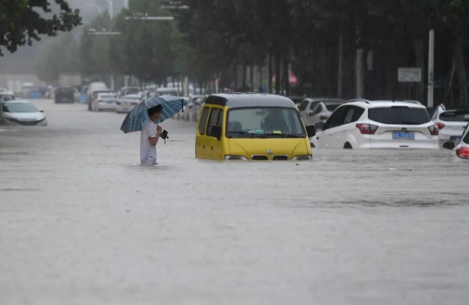 中國河南省近日遭遇極端暴雨侵襲，洪水淹沒多個城市。   圖：翻攝微博