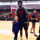 <p>Er ist mit 2,11 Meter ein Riese, sie ist dagegen lediglich 1,37 Meter klein. DeAndre Jordan, der NBA-Star von den Los Angeles Clippers, und die 16-jährige Turnerin Ragan Smith haben sich bei den Olympischen Spielen getroffen und ein Foto für die Ewigkeit geschossen. (Bild: Instagram/RaganSmith)<br></p>