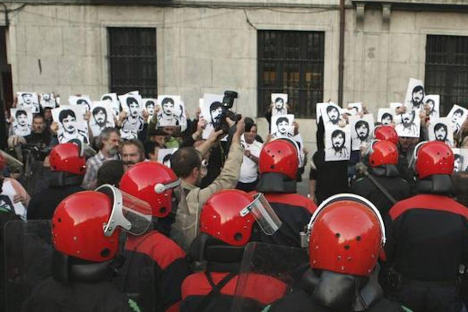 Manifestación a favor de los miembros de ETA José Antonio Lasa y José Ignacio Zabala, torturados y asesinados por los GAL. <a href="https://commons.wikimedia.org/wiki/File:Lasa_eta_Zabala_gogoratuz.jpg" rel="nofollow noopener" target="_blank" data-ylk="slk:Wikimedia Commons.;elm:context_link;itc:0;sec:content-canvas" class="link ">Wikimedia Commons.</a>, <a href="http://creativecommons.org/licenses/by-sa/4.0/" rel="nofollow noopener" target="_blank" data-ylk="slk:CC BY-SA;elm:context_link;itc:0;sec:content-canvas" class="link ">CC BY-SA</a>