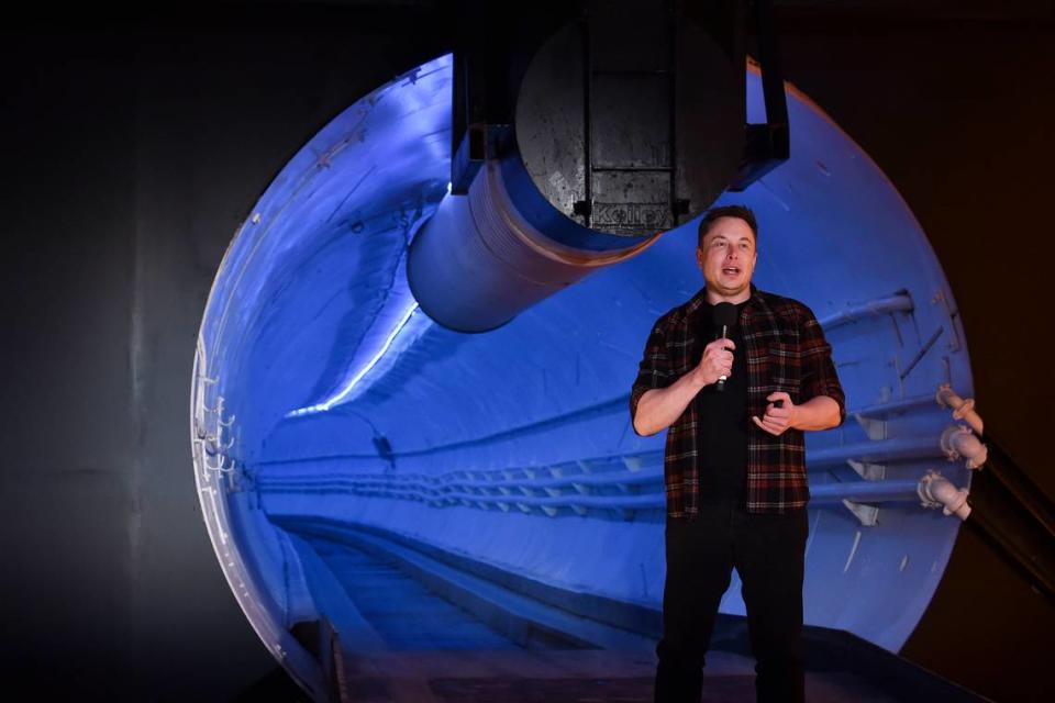 Elon Musk, cofundador y director ejecutivo de Tesla Inc., habla durante un evento de presentación del túnel de prueba de The Boring Co. en Hawthorne, California, el martes 18 de diciembre de 2018. Musk dio a conocer su túnel de transporte subterráneo, permitiendo a los invitados dar algunos de los primeros paseos en la solución del empresario tecnológico para