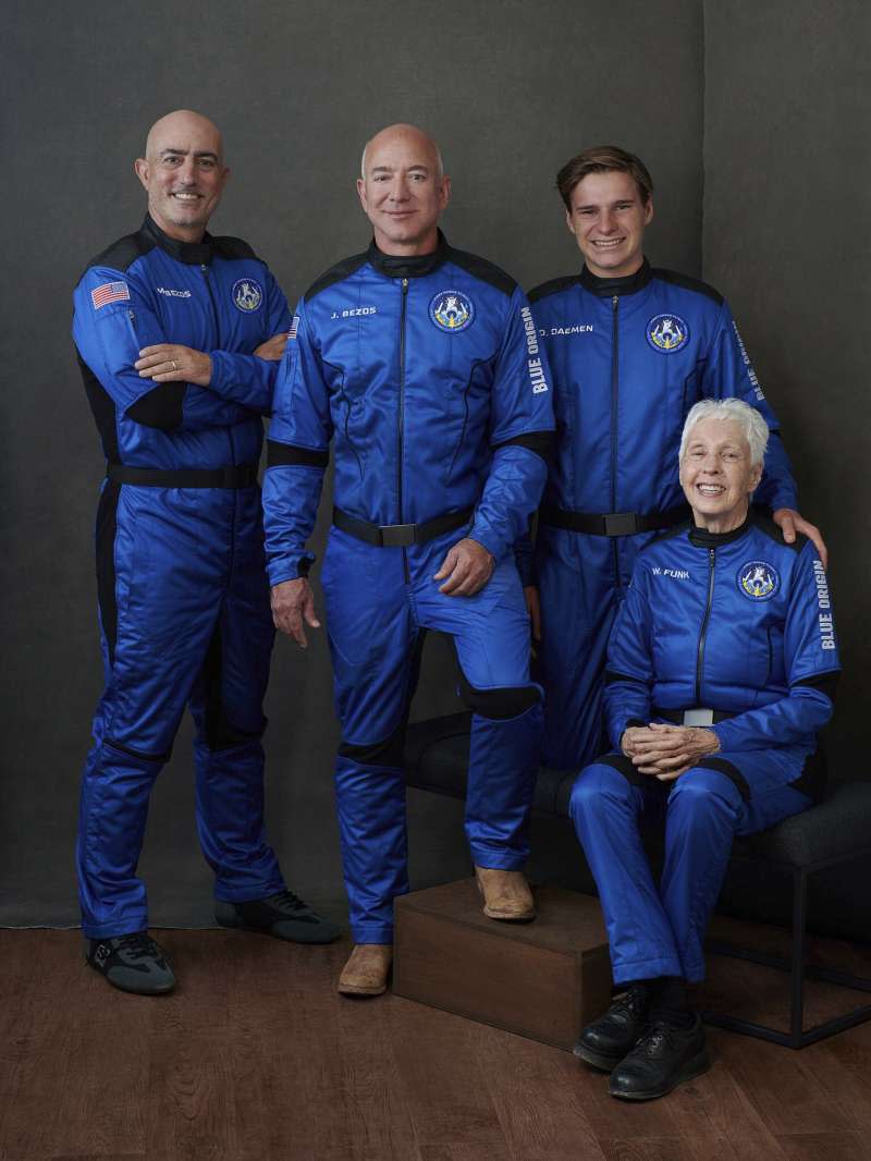 貝佐斯將率領藍源新謝帕德號太空船的首次載人飛行，與他同行的乘客包含──胞弟馬克（Mark Bezos）、戴蒙（Oliver Daemen）、82歲婦女芬克（Wally Funk）。（AP）