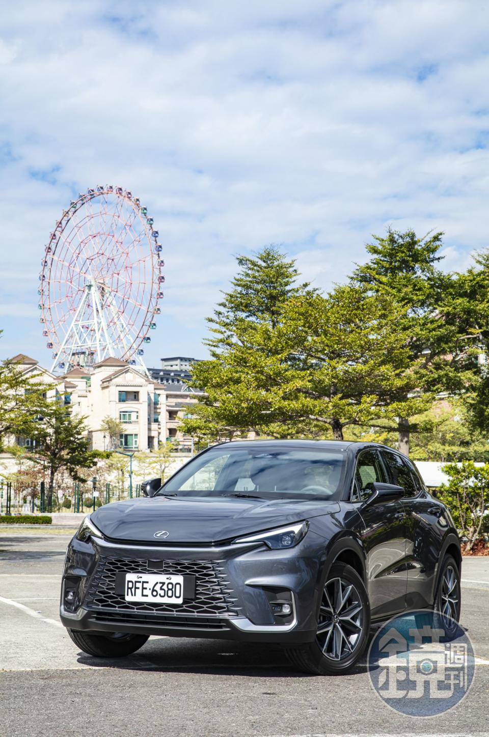 命名源自Lexus Breakthrough X-over，LBX採用了集團旗下的GA-B 小型車模組化平臺，而這套平台也使用在TOYOTA歐規 Yaris 與日規 Yaris Cross上，具備靈活的操控性是它的特點，但在需更講究舒適性與細膩度的LBX上要如何精進？則考驗著LEXUS的造車功力。