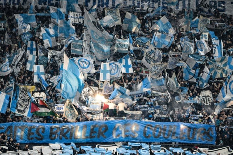 Les supporters de l'Olympique de Marseille déploient banderoles et drapeaux avant le match de Ligue 1 contre le Paris Saint-Germain le 31 mars 2024 au stade Vélodrome à Marseille (CHRISTOPHE SIMON)