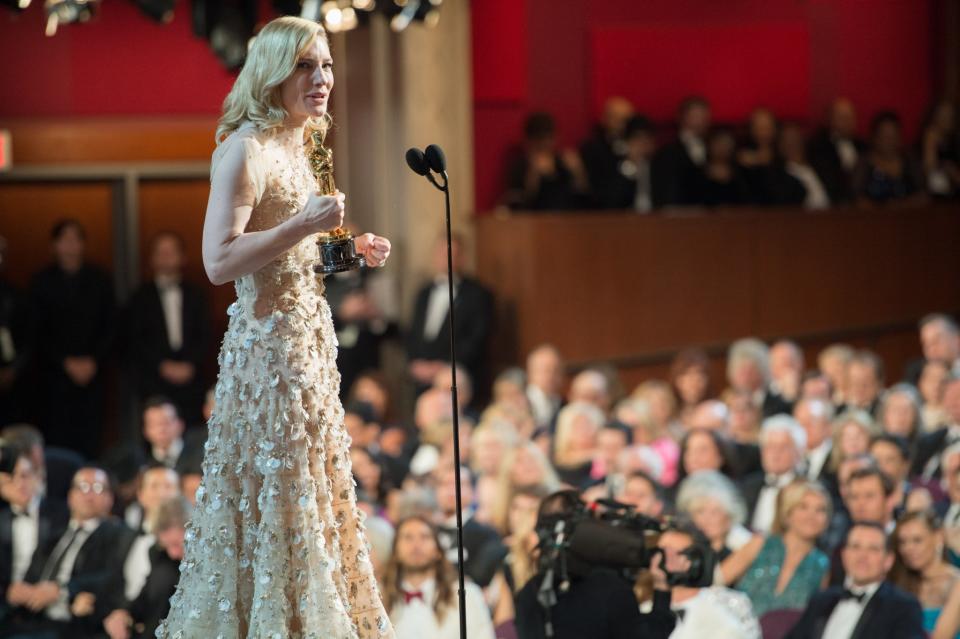 <p>Dieses goldene Kleid von Armani war für Cate Blanchett am Oscar-Abend 2014 eine Last-minute-Entscheidung – erst zehn Minuten vor Abfahrt entschied sie sich für das puderfarbene Kleid mit goldenen Akzenten. Damit lag sie goldrichtig: Nicht nur gewann sie den Oscar als beste Hauptdarstellerin in „Blue Jasmine“, sondern war auch eine der schönsten Frauen des Abends. (Bild: ddp) </p>