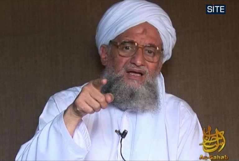 En esta foto de archivo difundida por el Grupo de Inteligencia SITE el 4 de octubre de 2009 se ve a Ayman al-Zawahiri