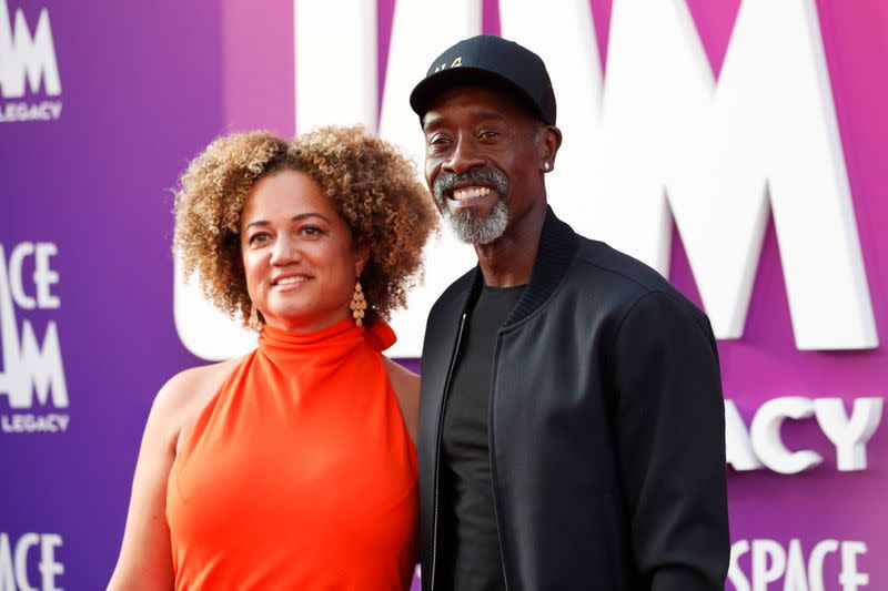 El actor Don Cheadle y su esposa Bridgid Coulter asisten al estreno de la película "Space Jam: Una nueva era", en Los Ángeles, California, Estados Unidos