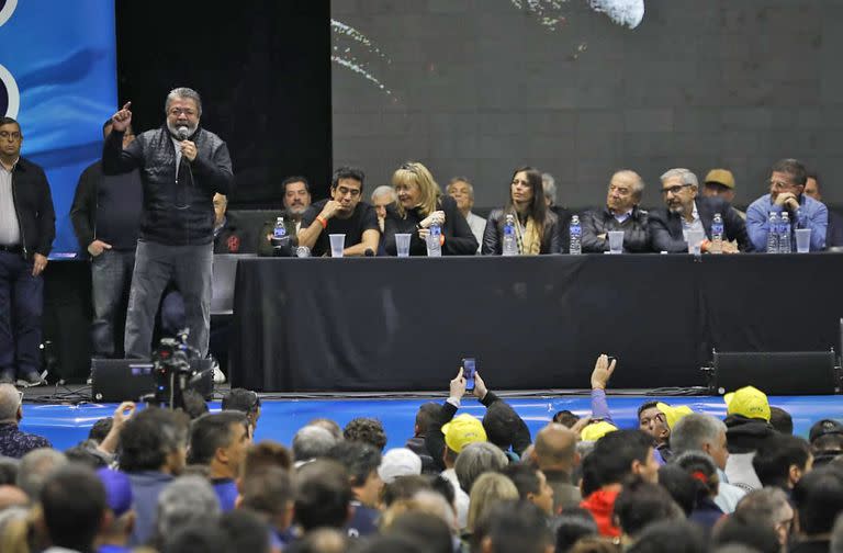 Gerardo Martínez habla durante el acto de la CGT por el Día de la Lealtad en Obras Sanitarias