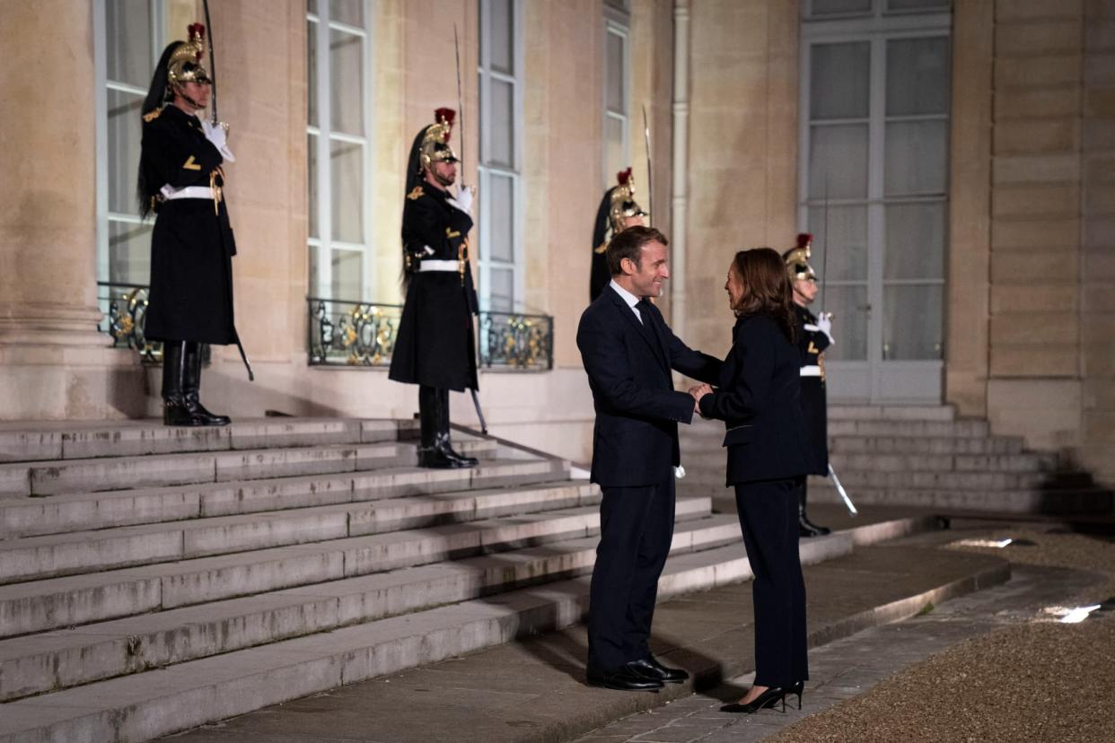 Emmanuel Macron et Kamala Harris, le 10 novembre 2021 à l'Élysée - LUDOVIC MARIN, SARAHBETH MANEY / POOL / AFP