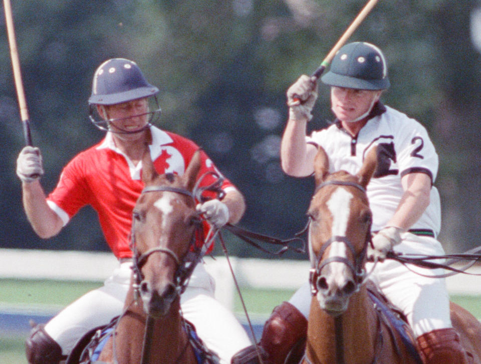 Charles III, à gauche, en pleine partie de polo face à James Hewitt, à droite, le 16 juillet 1991. (Photo by Kent Gavin/Mirrorpix/Getty Images)