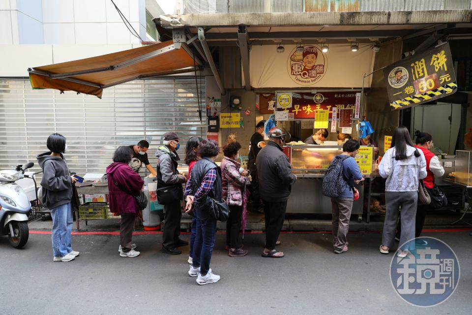 「惠Q潤餅」是東門市場的排隊美食，每天一開門的排隊人龍幾乎沒有間斷。