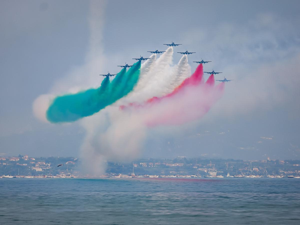 a-video-shows-the-moment-an-italian-air-force-plane-crashed-during