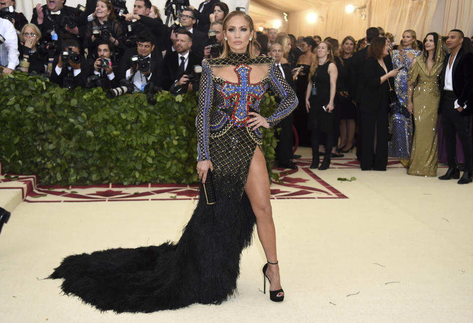 <p>J.Lo lució increíble en una creación exclusiva de Balmain con elaborada pedrería en azul, negro y rojo.<br>(Photo by Evan Agostini/Invision/AP) </p>