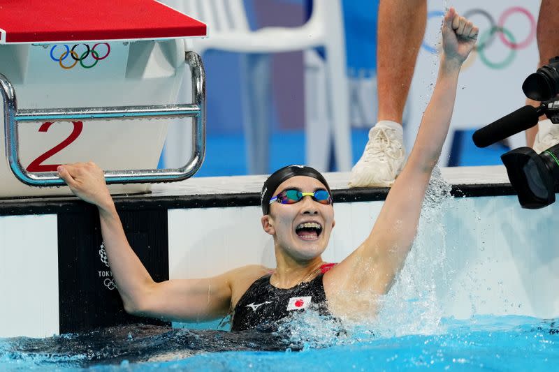 Foto del miércoles de la japonesa Yui Ohashi celebrando tras ganar el oro en los 200 mts medley.