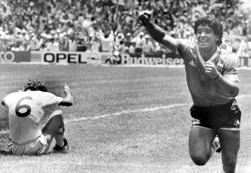 Pies de Dios: Diego Maradona celebra su segundo gol contra Inglaterra (AP)