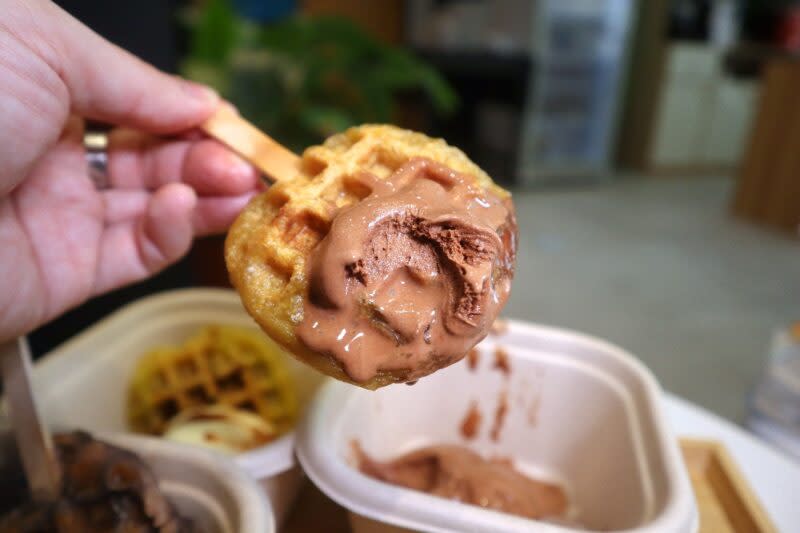 Ang Ku kueh hut - hazelnut chocolate ice cream