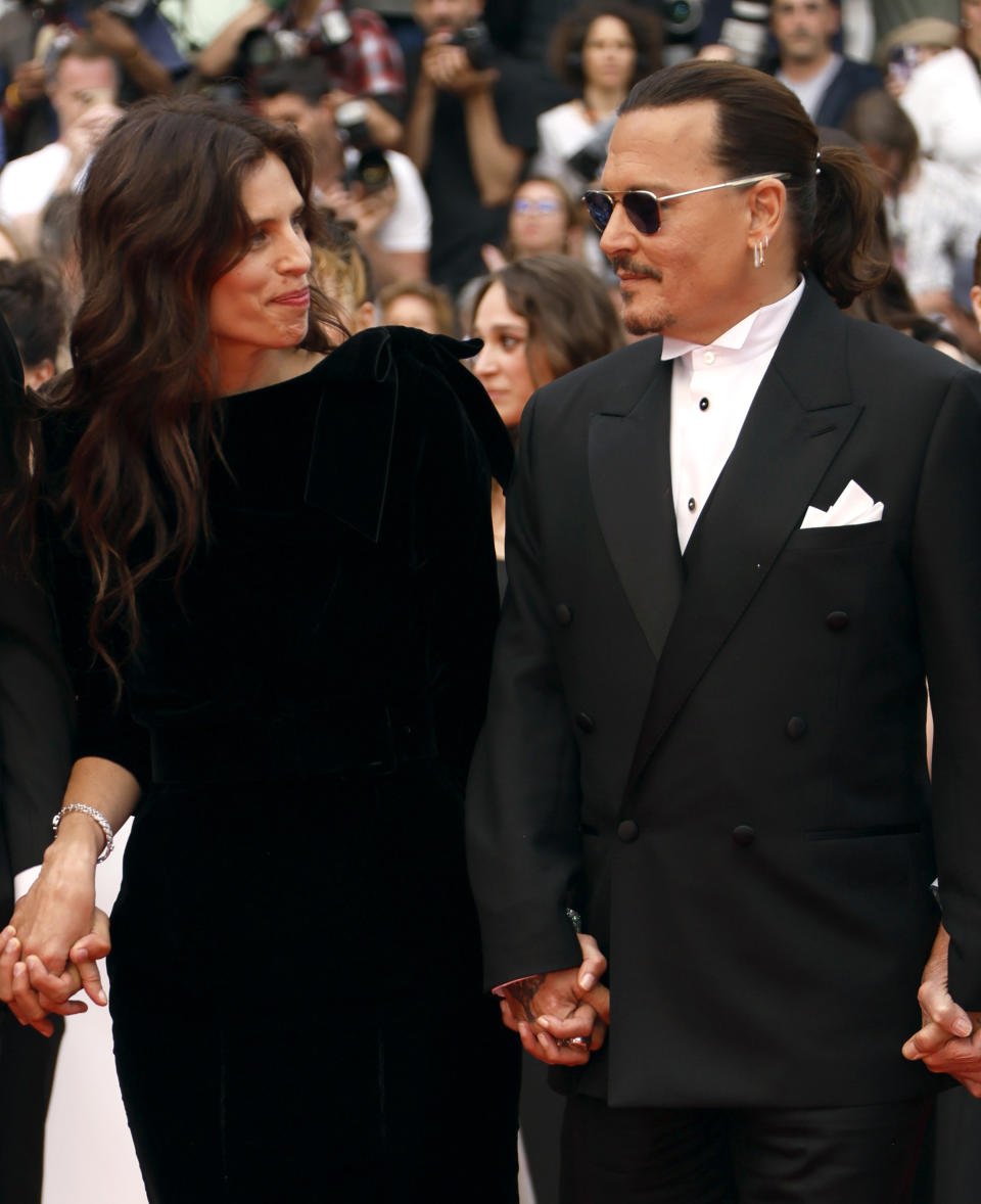 La directora Maiwenn, izquierda, y Johnny Depp posan a su llegada a la ceremonia de apertura y al estreno de la película "Jeanne du Barry" en la 76a edición del festival internacional de cine de Cannes, en el sur de Francia, el martes 16 de mayo de 2023. (Foto Joel C Ryan/Invision/AP)