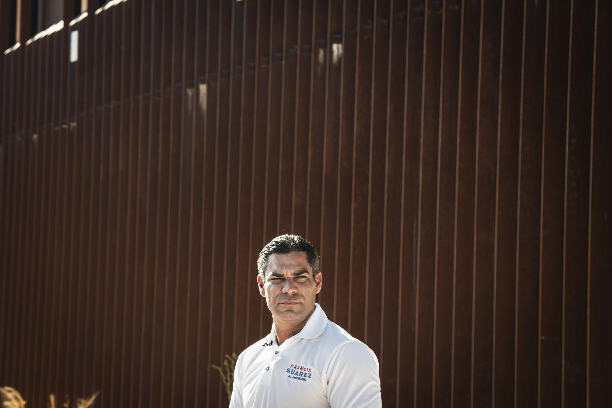 Francis X. Suarez, el alcalde de Miami y aspirante republicano a la presidencia, celebra una conferencia de prensa junto al muro fronterizo, en Pharr, Texas, el 10 de agosto de 2023. (Meridith Kohut/The New York Times)
