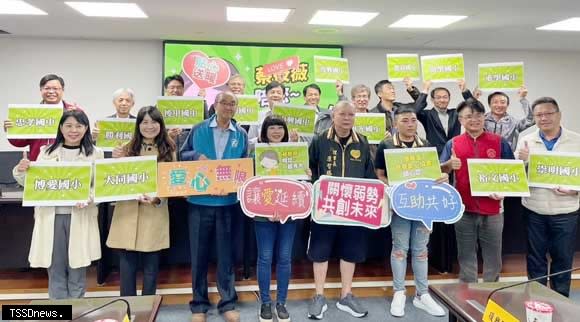 南市議員蔡筱薇連續三年推動東區弱勢學童獎助學金計畫，減輕弱勢學童負擔。（記者李嘉祥攝）