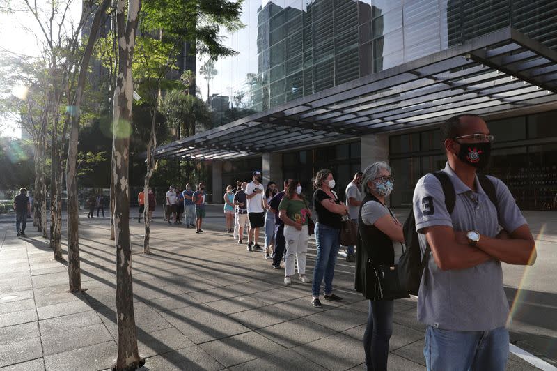 Foto del jueves de un grupo de personas haciendo fila para entrar al shopping Cidade Sao Paulo en medio de la pandemia de coronavirus