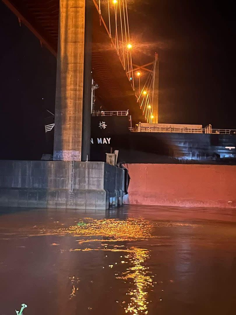 El casco del barco se partió contra el puente