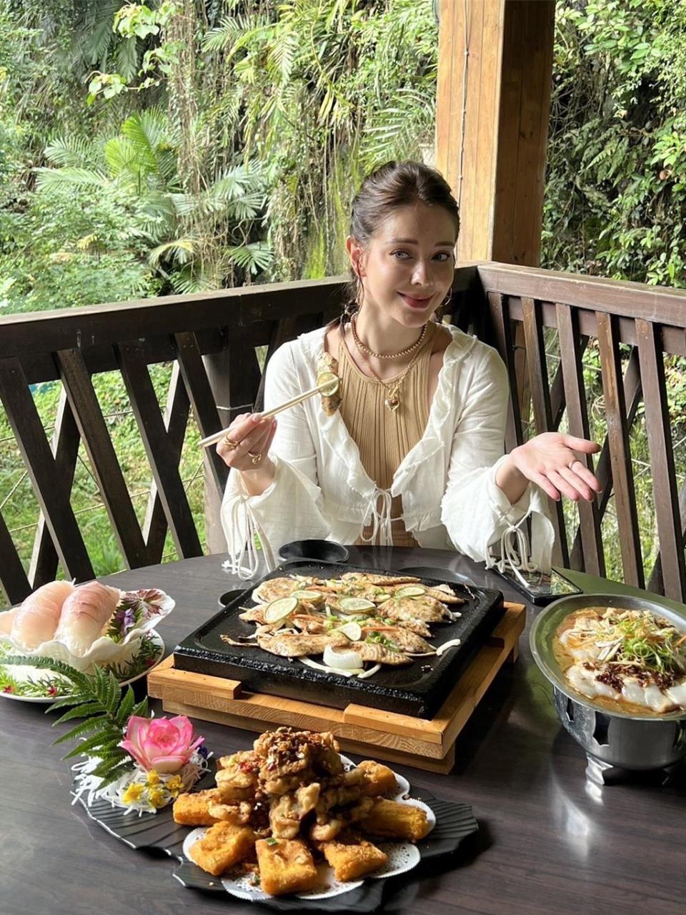 遊客在谷關風景區，除泡湯，也可悠閒享受美食。圖／參山處提供