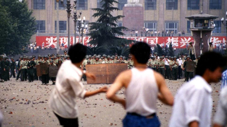 1989 年歷史影像，響應北京天安門六四運動的成都學生，在 64 當天也遭中共警方暴力鎮壓，遭清場的民眾憤怒的投擲石塊。   圖：翻攝自Ｘ 「朱韻和」