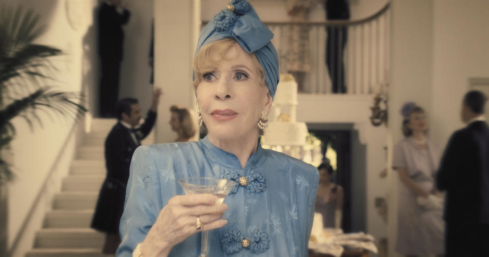 En esta imagen proporcionada por Apple TV+, Carol Burnett en una escena de la serie "Palm Royale". (Apple TV+ via AP)