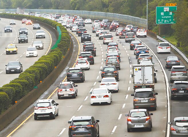 清明連假預估從4月4日起將湧現掃墓、出遊車潮。圖為龍潭交流道路段。（本報資料照片）