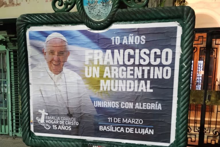 Carteles por un homenaje para el Papa Francisco