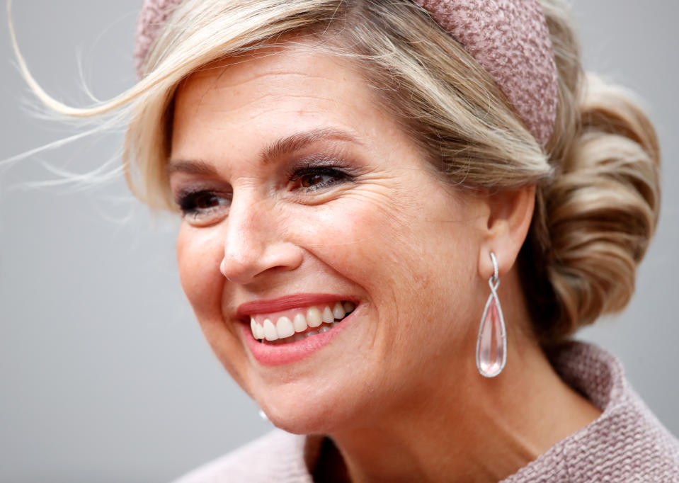 Königin Máxima präsentiert die royale Form des Haarbandes. (Bild: Getty Images)