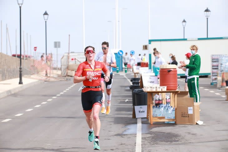 <span class="article__caption">Britain’s Kat Matthews on the run on the way to taking the win at Ironman 70.3 Lanzarote on March 19, 2022.</span> (Photo: Ryan Sosna-Bowd/Getty Images)