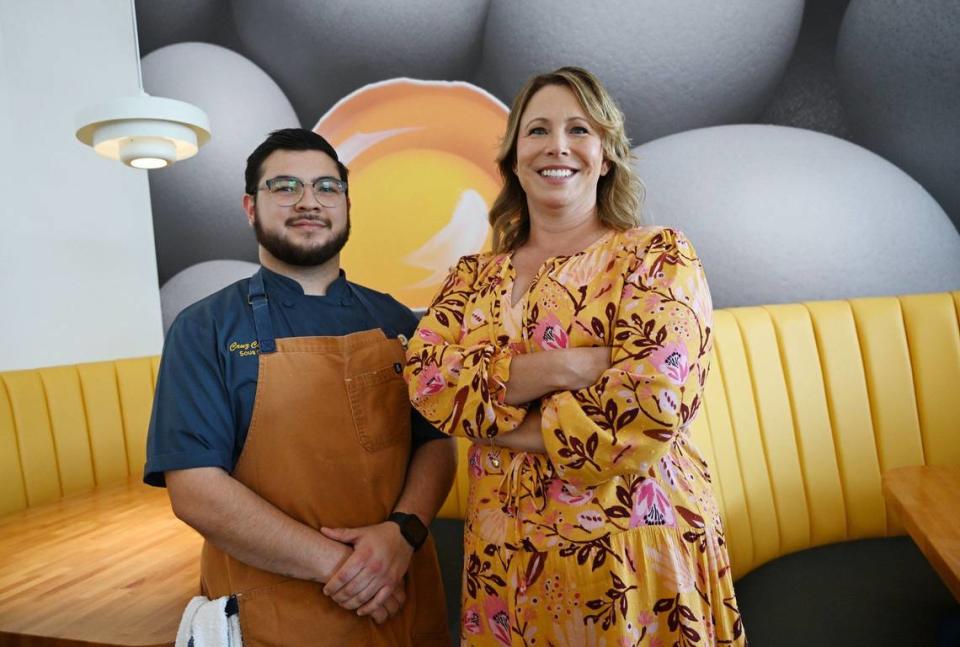 Falina Marihart (derecha), copropietaria, con el sous chef Cruz Chávez (izquierda) en Yolked Kitchen, que ofrece desayunos y almuerzos clásicos de lujo, así como bebidas creativas.