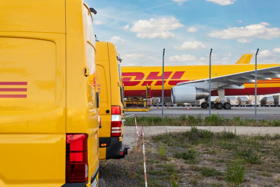 Les colis renvoyés peuvent parcourir des centaines de kilomètres depuis les mains du client, vers un centre de retour, et parfois jusqu’au fabricant. <a href="https://www.shutterstock.com/fr/image-photo/schkeuditz-germany-29th-may-2022-many-2165816297" rel="nofollow noopener" target="_blank" data-ylk="slk:Gorloff-KV/Shutterstock;elm:context_link;itc:0;sec:content-canvas" class="link ">Gorloff-KV/Shutterstock</a>