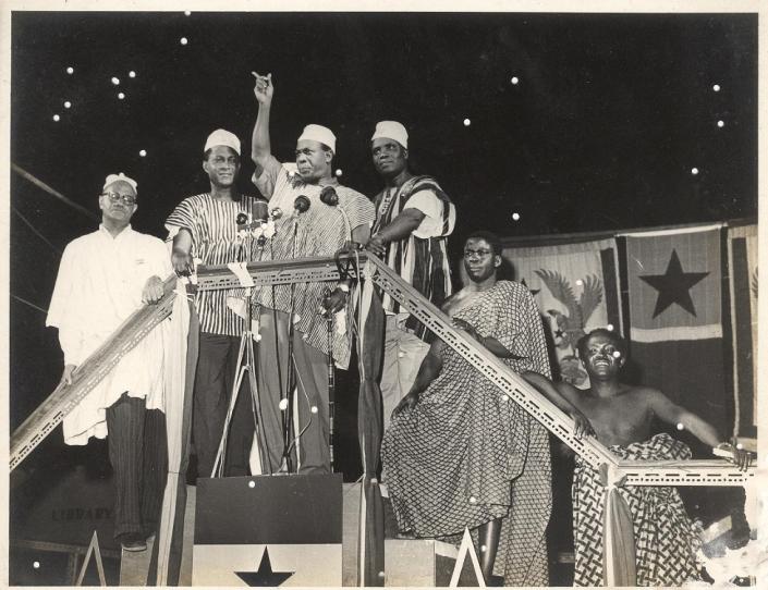 Kwame Nkrumah déclare son indépendance avec un autre dirigeant derrière lui