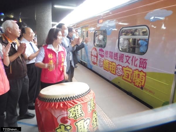 蘭陽媽祖文化節即將熱鬧展開，媽祖彩繪列車行經停靠宜蘭車站，快閃開箱，首航亮相，縣長林姿妙擊鼓喜迎。（記者董秀雲攝）