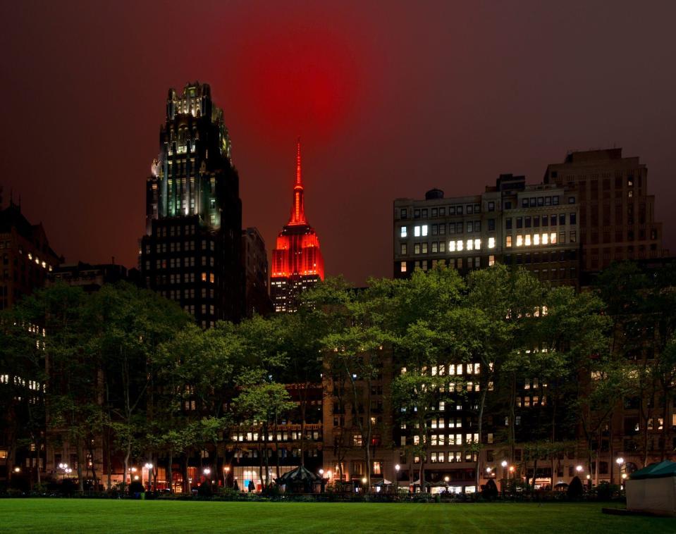 El Empire State iluminado de rojo para homenajear a los trabajadores sanitarios en medio del coronavirus