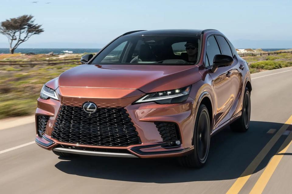 <p>Comme le NX mentionné précédemment, le RX est équipé de la même suite de technologies Lexus Safety + qui permet le freinage d'urgence automatique avec détection des piétons et des motos, ainsi que l'aide à la jonction, le régulateur de vitesse adaptatif et les alertes de franchissement de ligne. Une fonction "Parc Avancé" vous aidera à vous garer en parallèle ou à sortir d'une place en marche arrière. Le nouveau RX a reçu une note de sécurité cinq étoiles, avec un taux d'occupation des adultes de <strong>90 % </strong>et un taux de sécurité des enfants de <strong>87 %</strong>.</p>